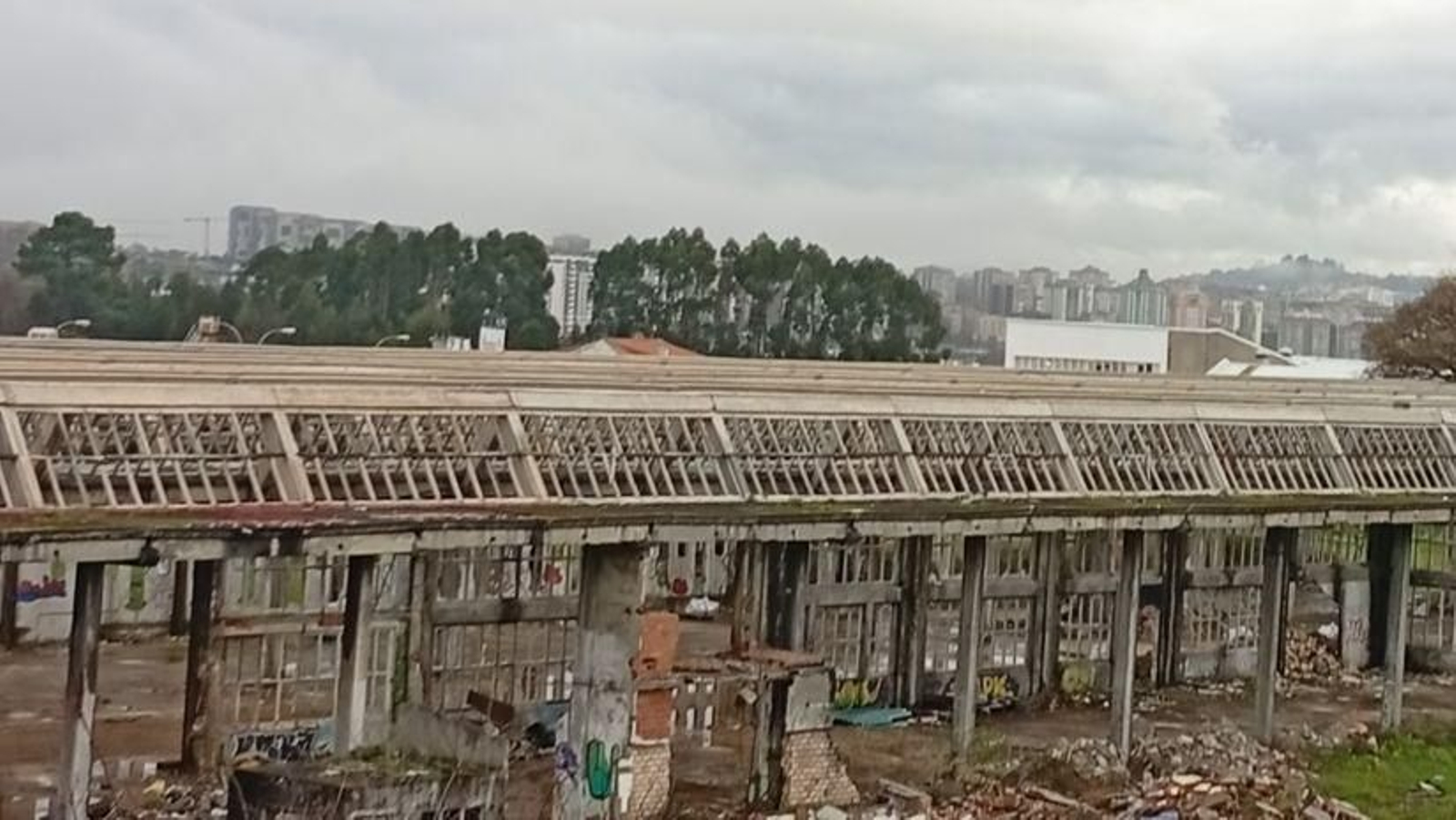 Los restos de la fábrica de Álvarez en Coruxo, en fase de derribo.