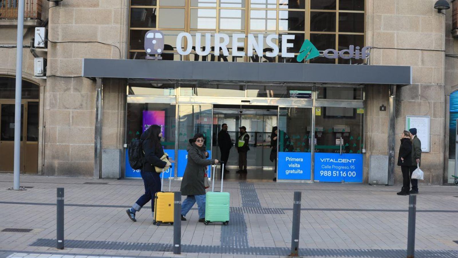 Viajeros en la estación Empalme de Ourense.