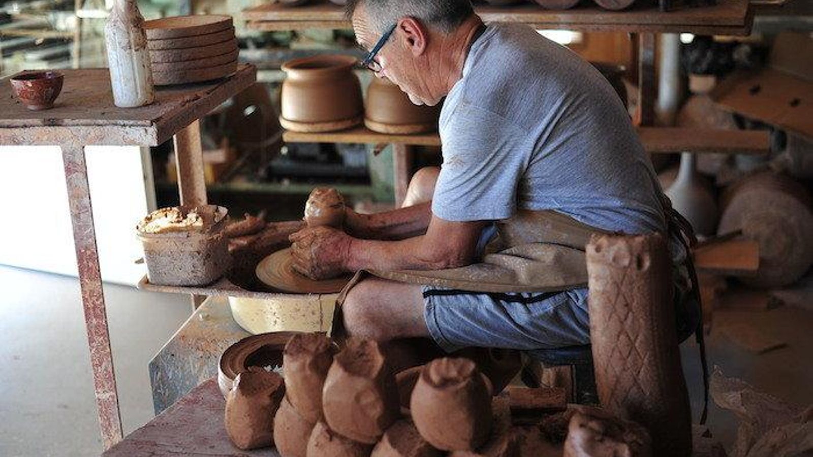 NIÑODAGUIA (XUNQUEIRA DE ESPADANEDO) 6/10/2018.- Patrimonio inmaterial de la Ribeira Sacra: alfarería; Agustín Vázquez en su taller de Niñodaguia. José Paz