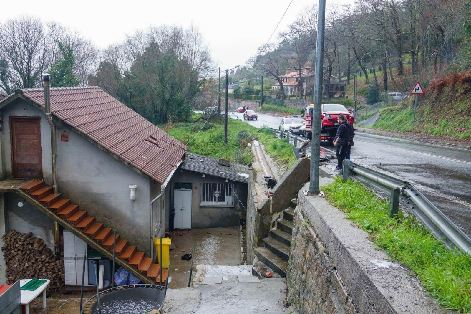 El granizo causó la salida de un turismo en Bueu, que chocó contra un muro, desplazando los restos a una casa.