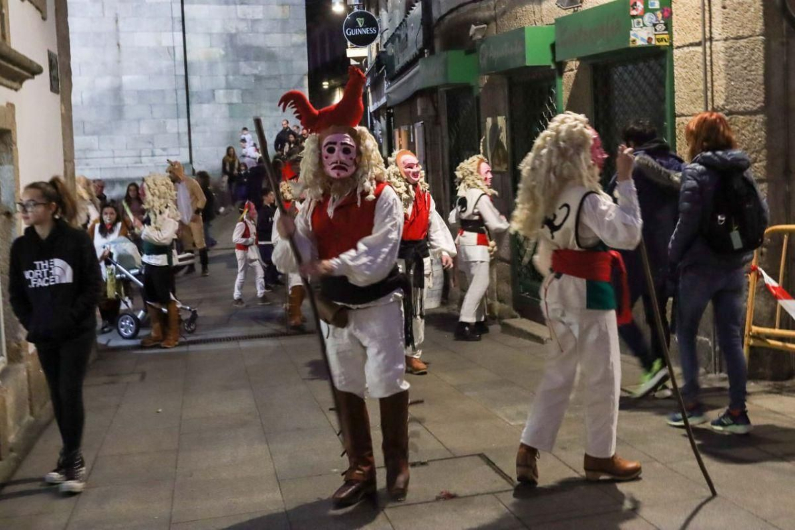 El perfil de Os Merdeiros es cada vez más habitual en el Entroido del Casco Vello y más numeroso. Después de ser recuperado hace algo más de una década, la labor de divulgación de la Asociación A Merdeira da sus frutos y cada vez hay más personajes patrullando el barrio histórico con berzas y ajos.