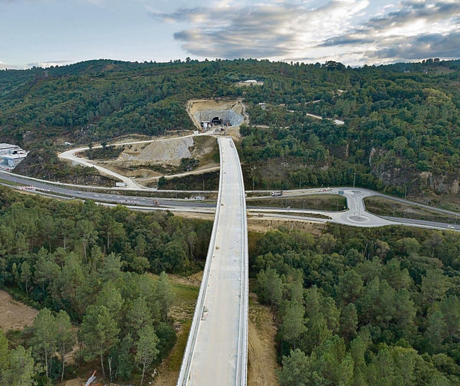La N-525 se vuelve a cruzar a la salida del túnel de Rante. Aqui comienza el segundo subrtamo.