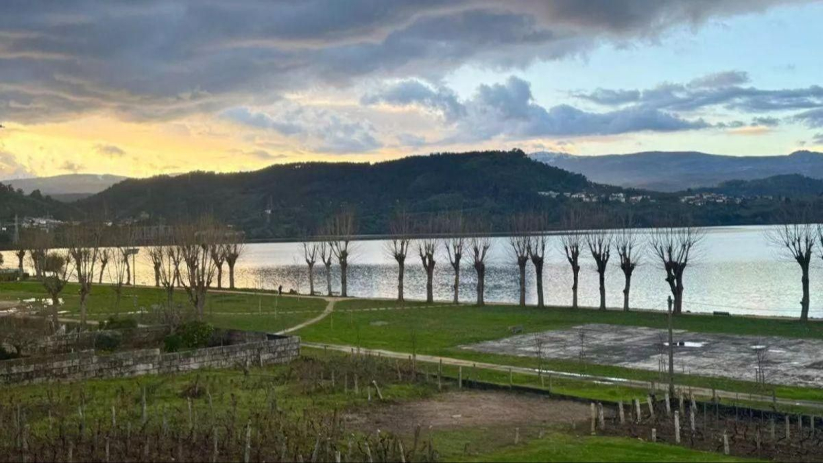 Amplió la zona verde situada junto al embalse con 42.000 euros de inversión