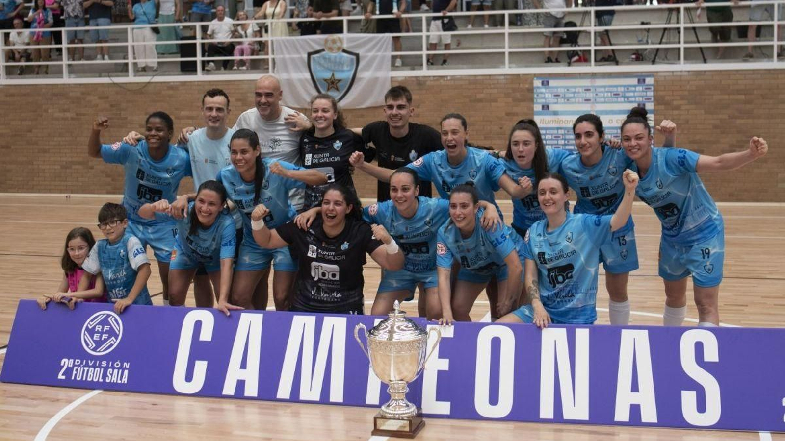 La plantilla y el cuerpo técnico del Estrela Futsal, celebrando el título y el ascenso.