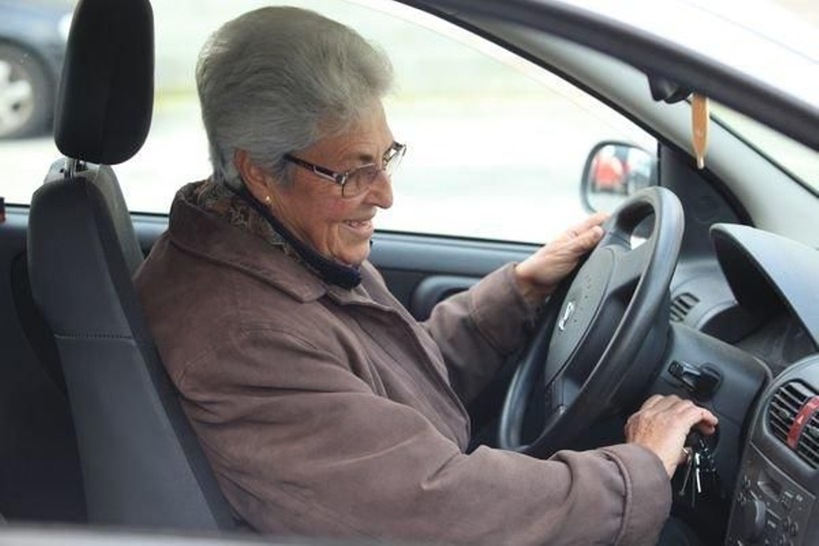 Lolita Varela, en el interior de su coche, fue una de las primeras en apuntarse al censo de personas solas.