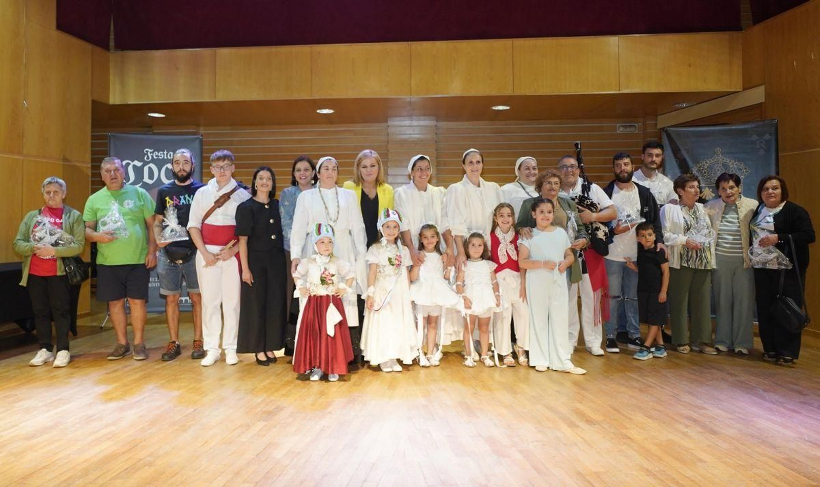Imagen del grupo de homenajeados junto a la pregonera, Carla Abad, y la alcaldesa Digna Rivas.