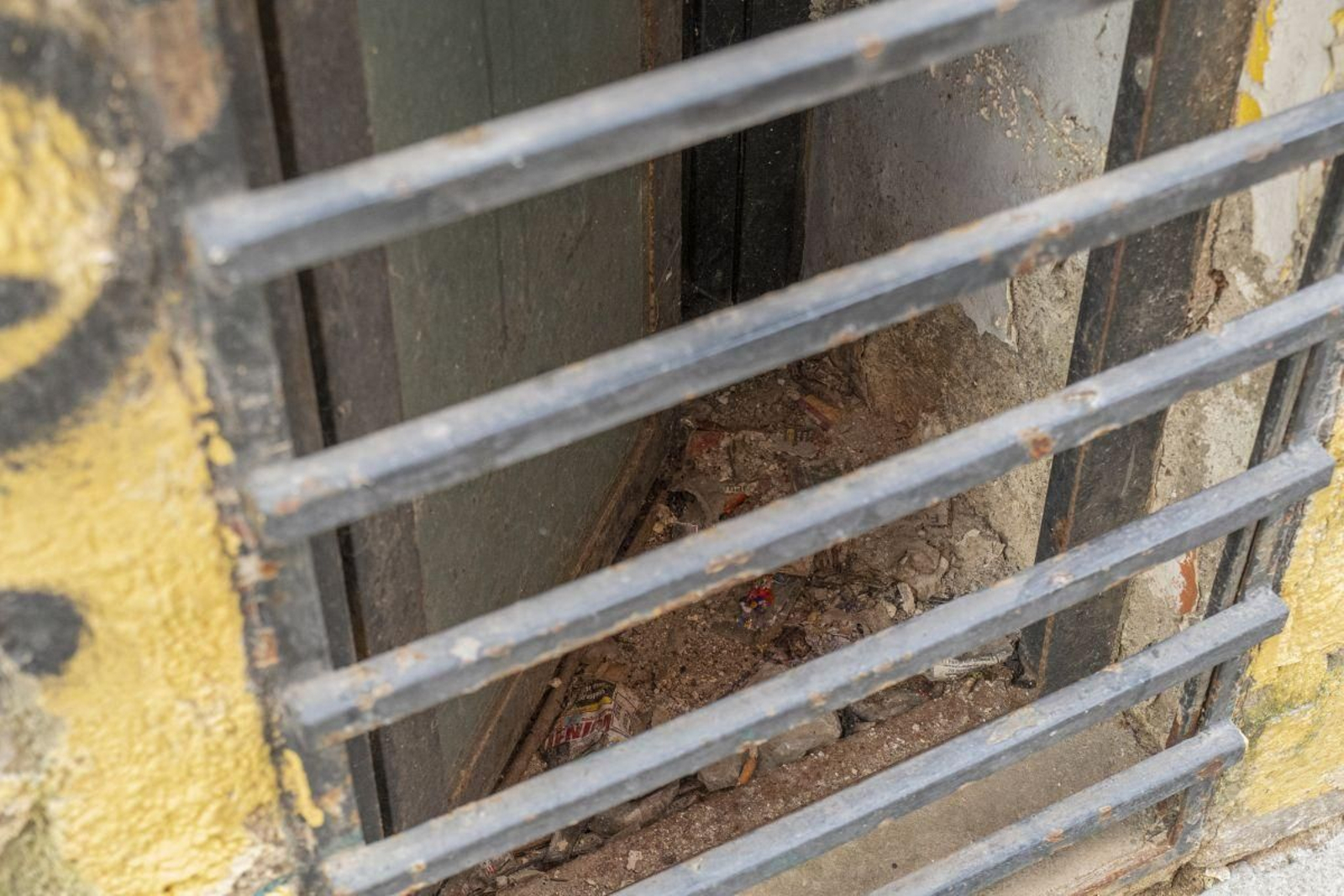 Los bajos abandonados en la zona del Casco Vello son el foco principal de colonias de cucarachas según las empresas de control de plagas