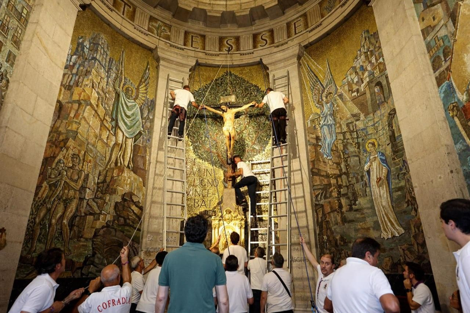 Galería | Vigo vive el pregón y el descendimiento del Cristo da Victoria