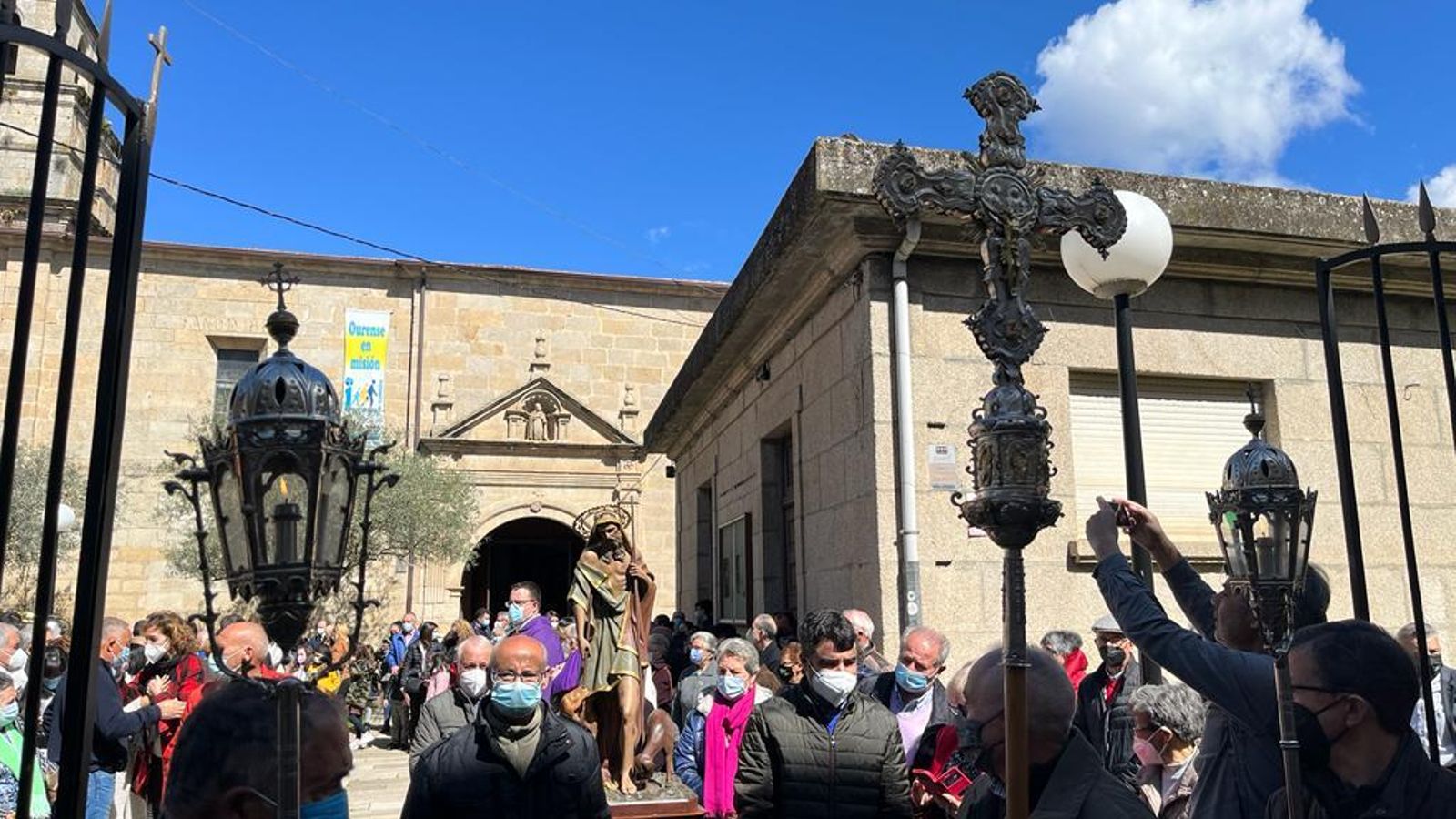 Entrada a la Iglesia parroquial en la celebración de San Lázaro. (Foto: C.C.).