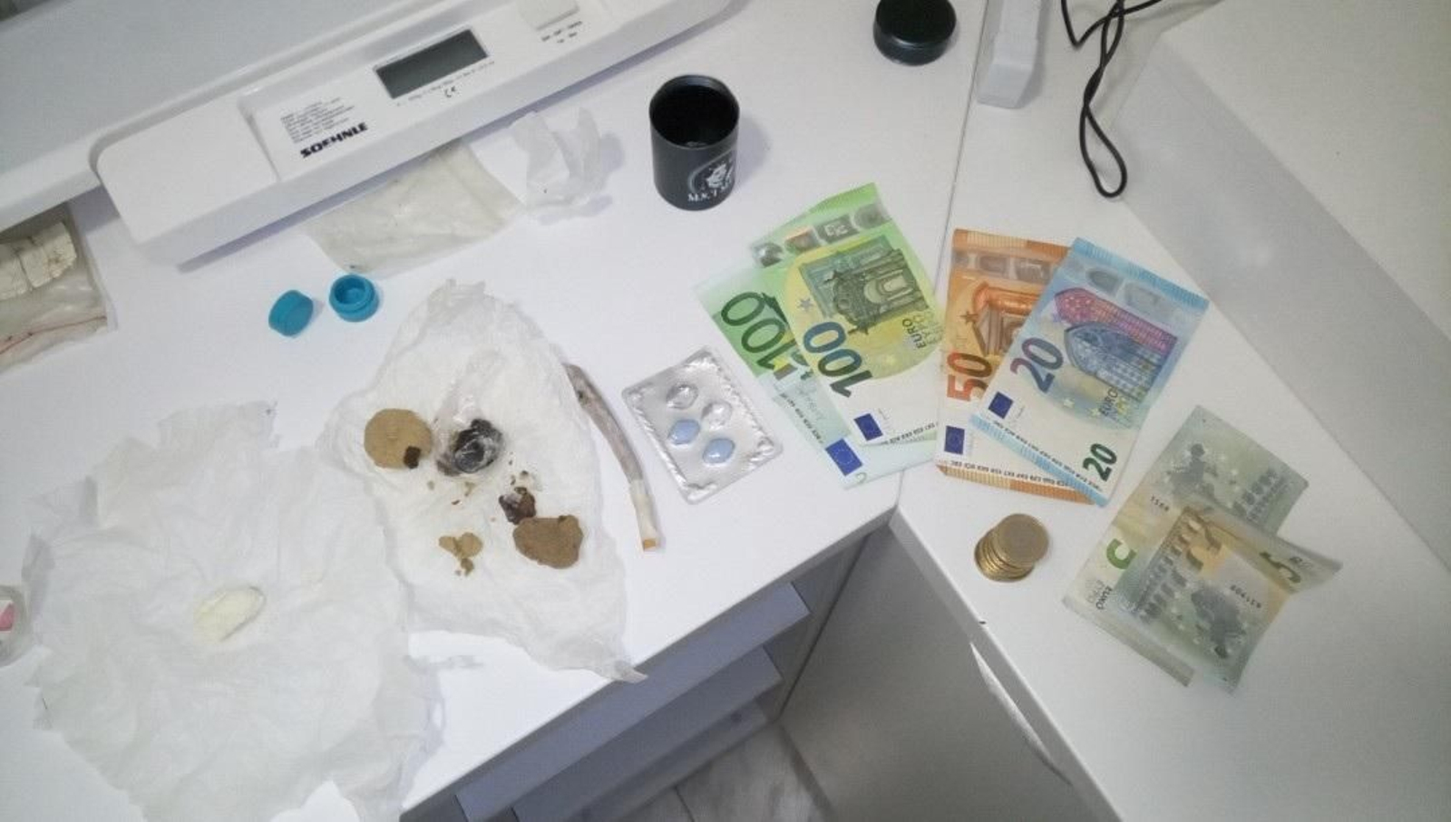 Drogas y dinero intervenido a un joven que conducía drogrado en Vigo