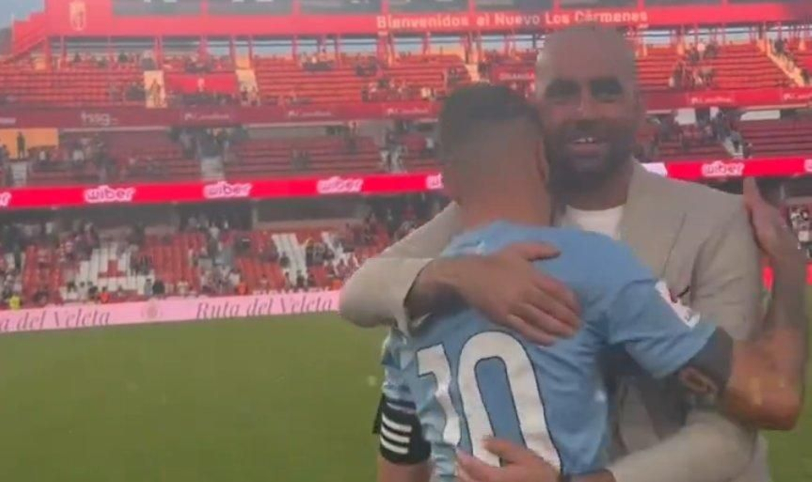El abrazo entre Claudio Giráldez y Aspas al final del partido. // X (@RCCelta)