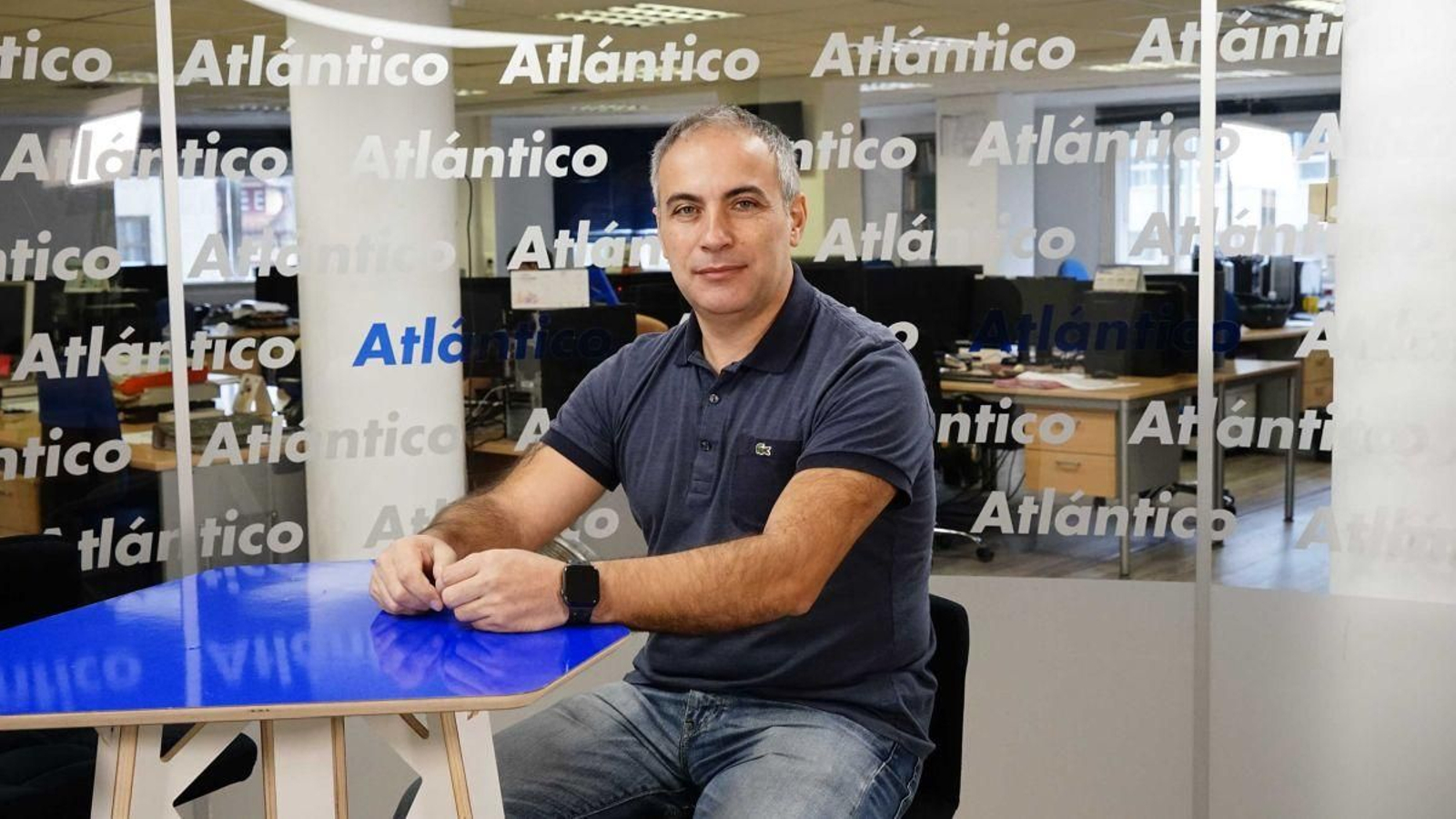 González, en el set de Atlántico TV.