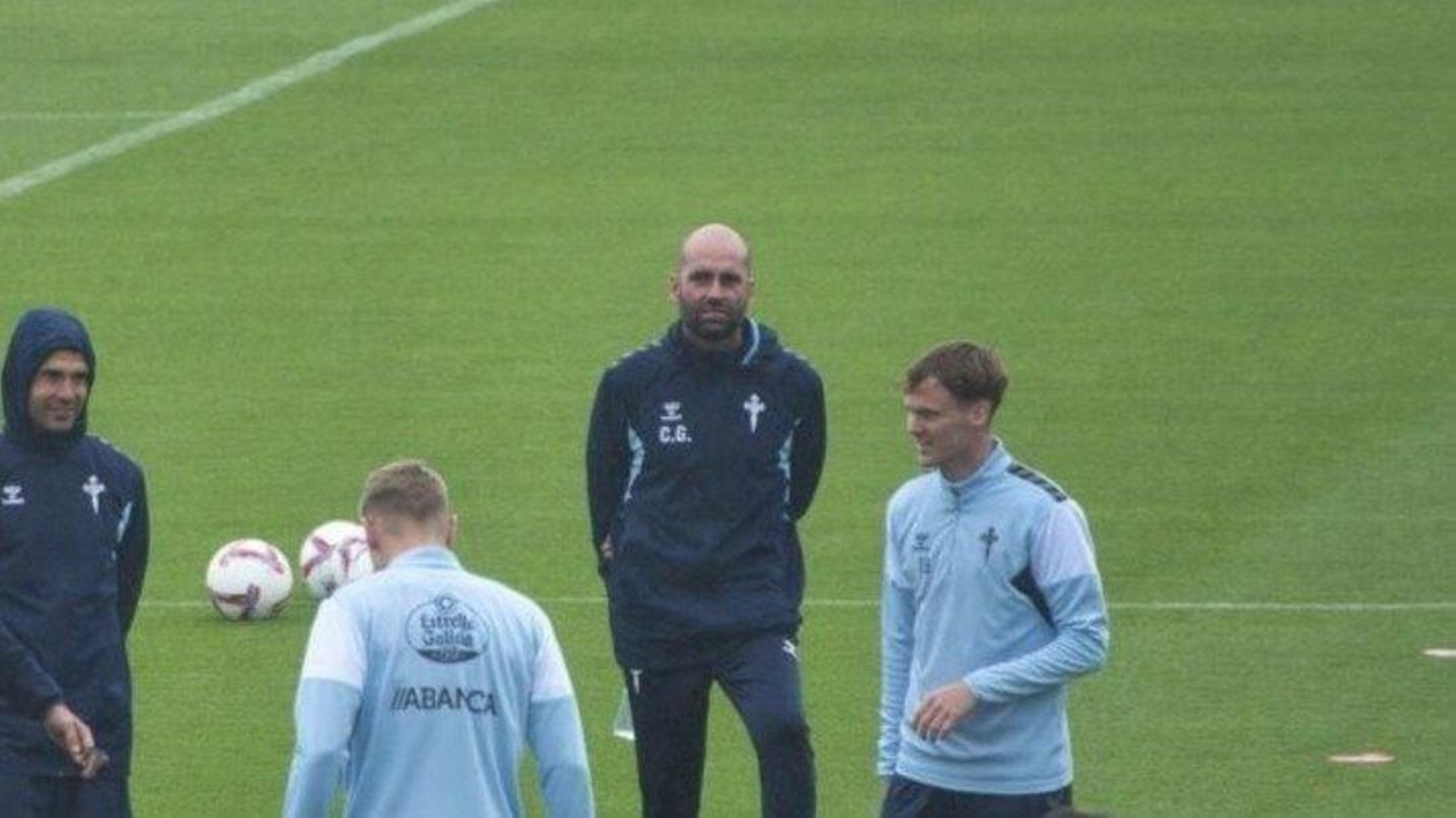 Claudio Giráldez, durante el entrenamiento de ayer en Mos.