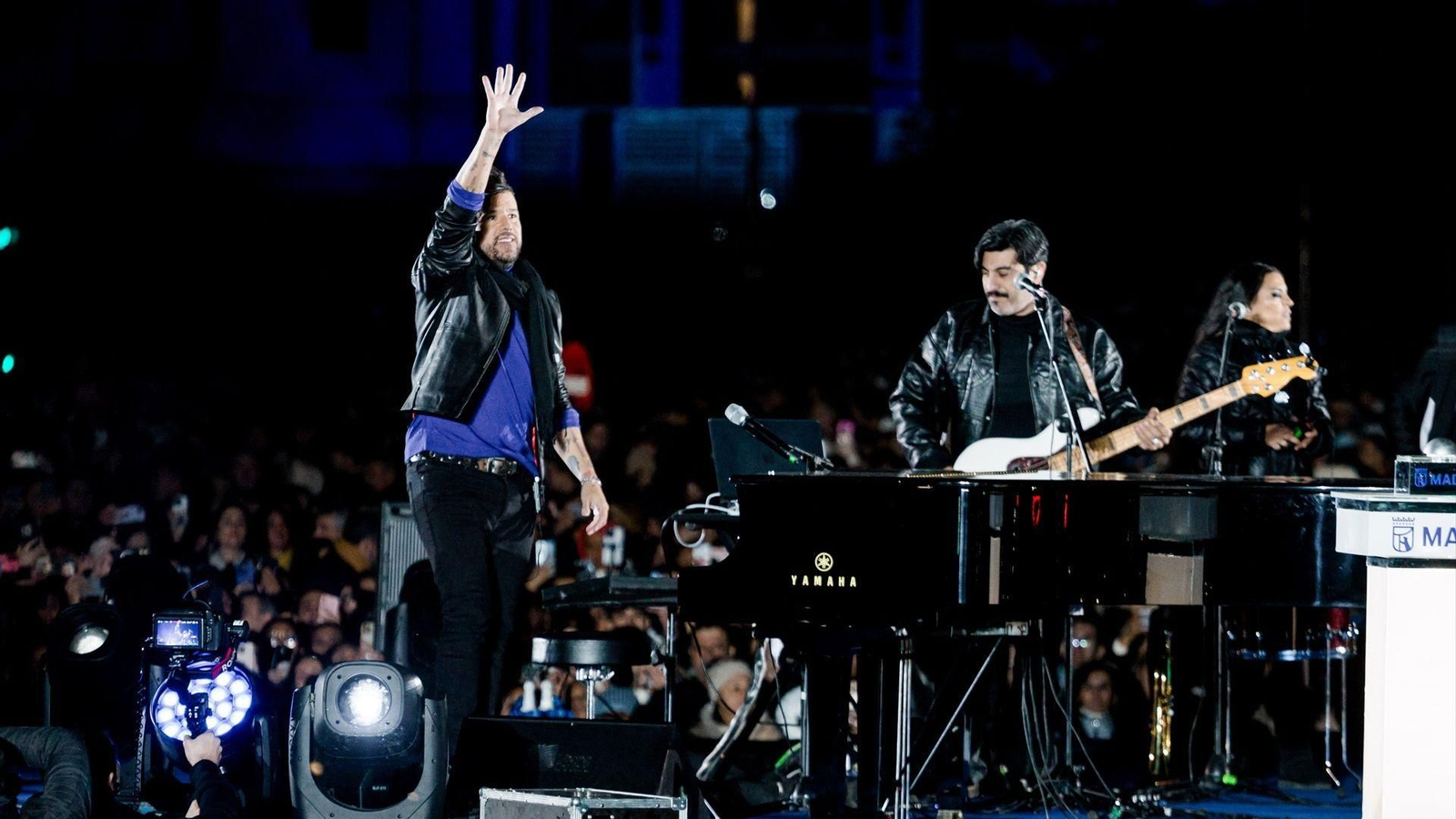 El cantante Pablo López actúa durante la inauguración de la iluminación navideña de Madrid.