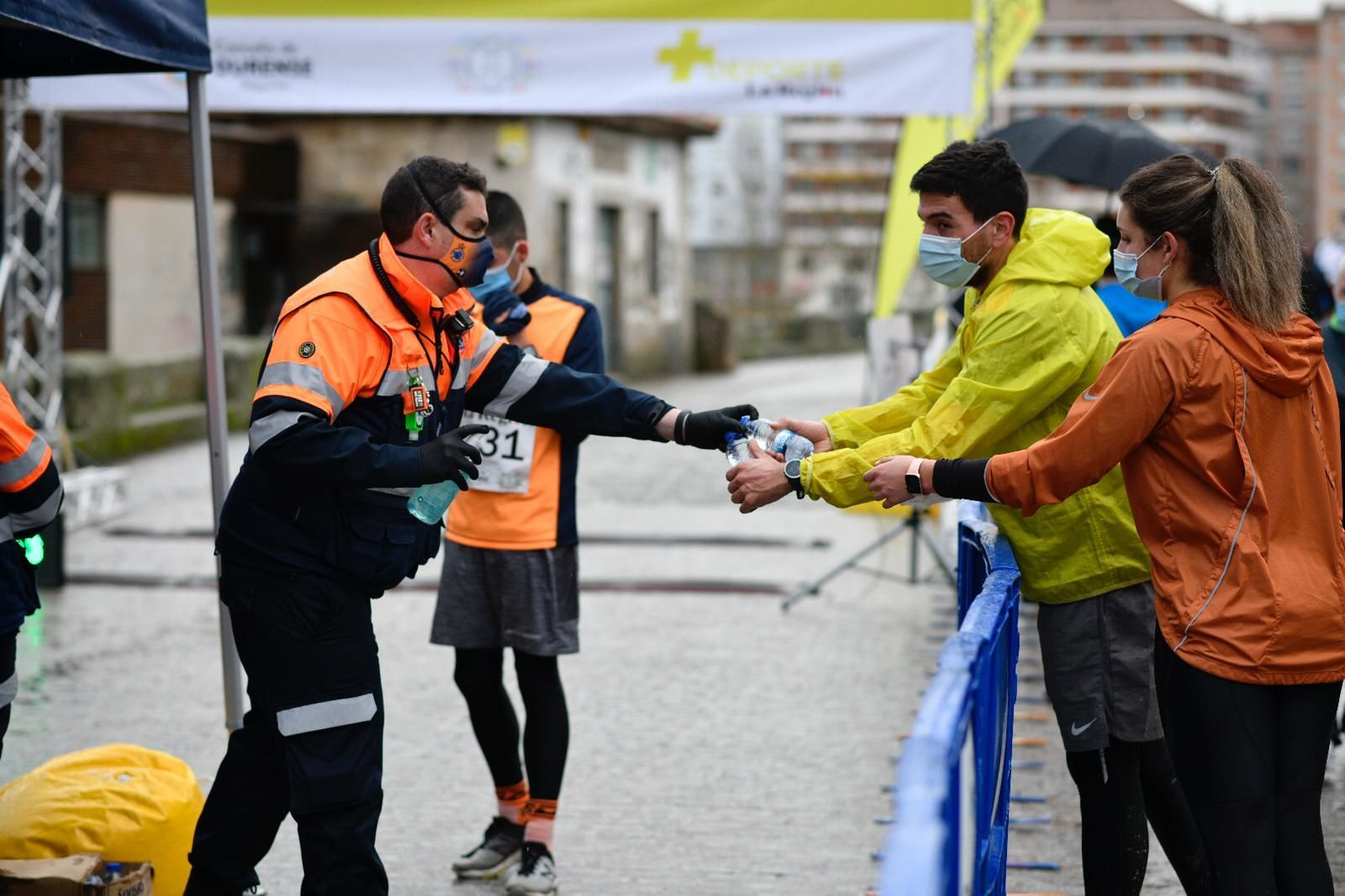 El gel hidroalcohólico tampoco faltó en esta cita (XESÚS FARIÑAS).