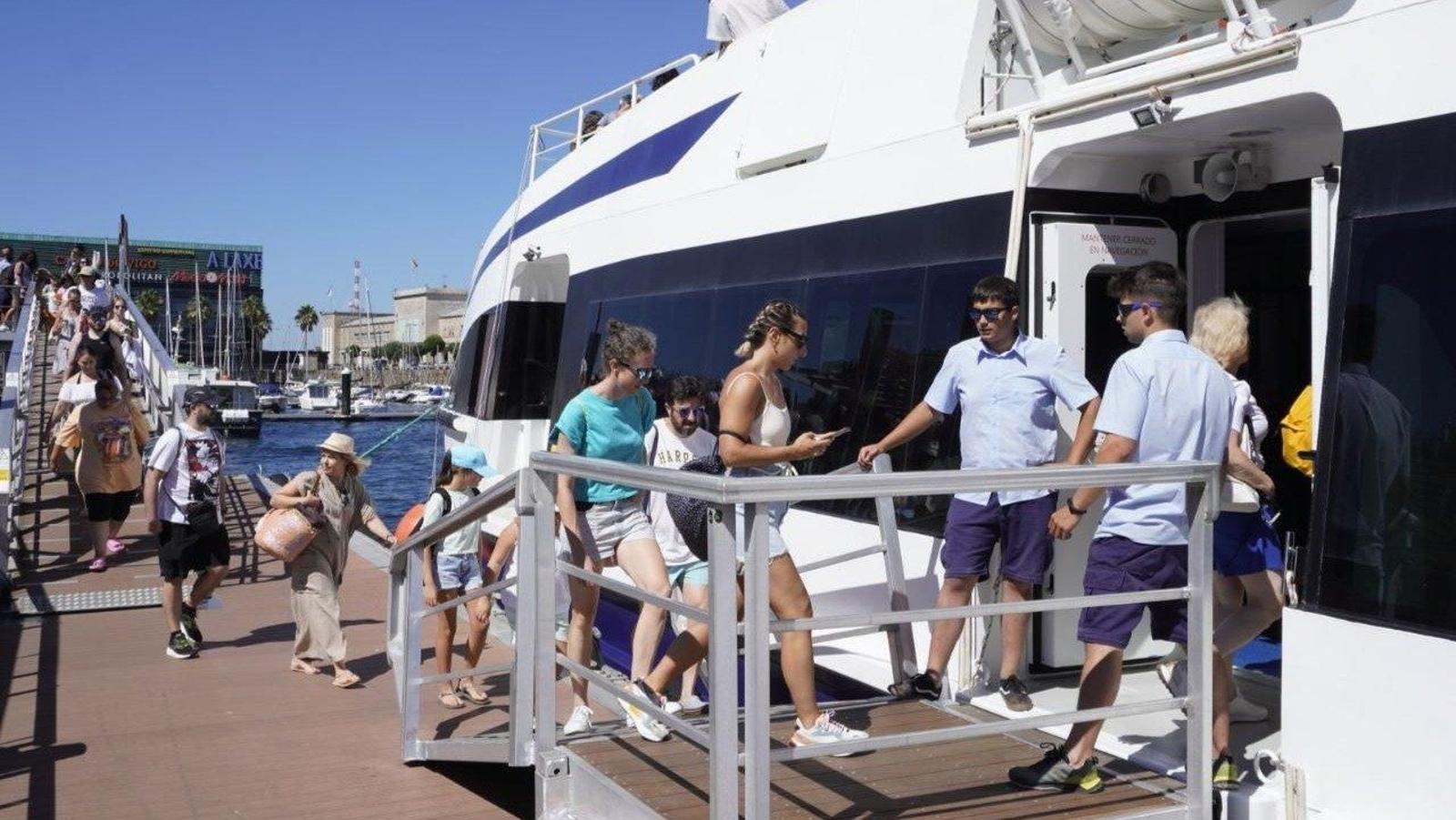 Visitantes embarcando a Cíes. // Pedro Iglesias