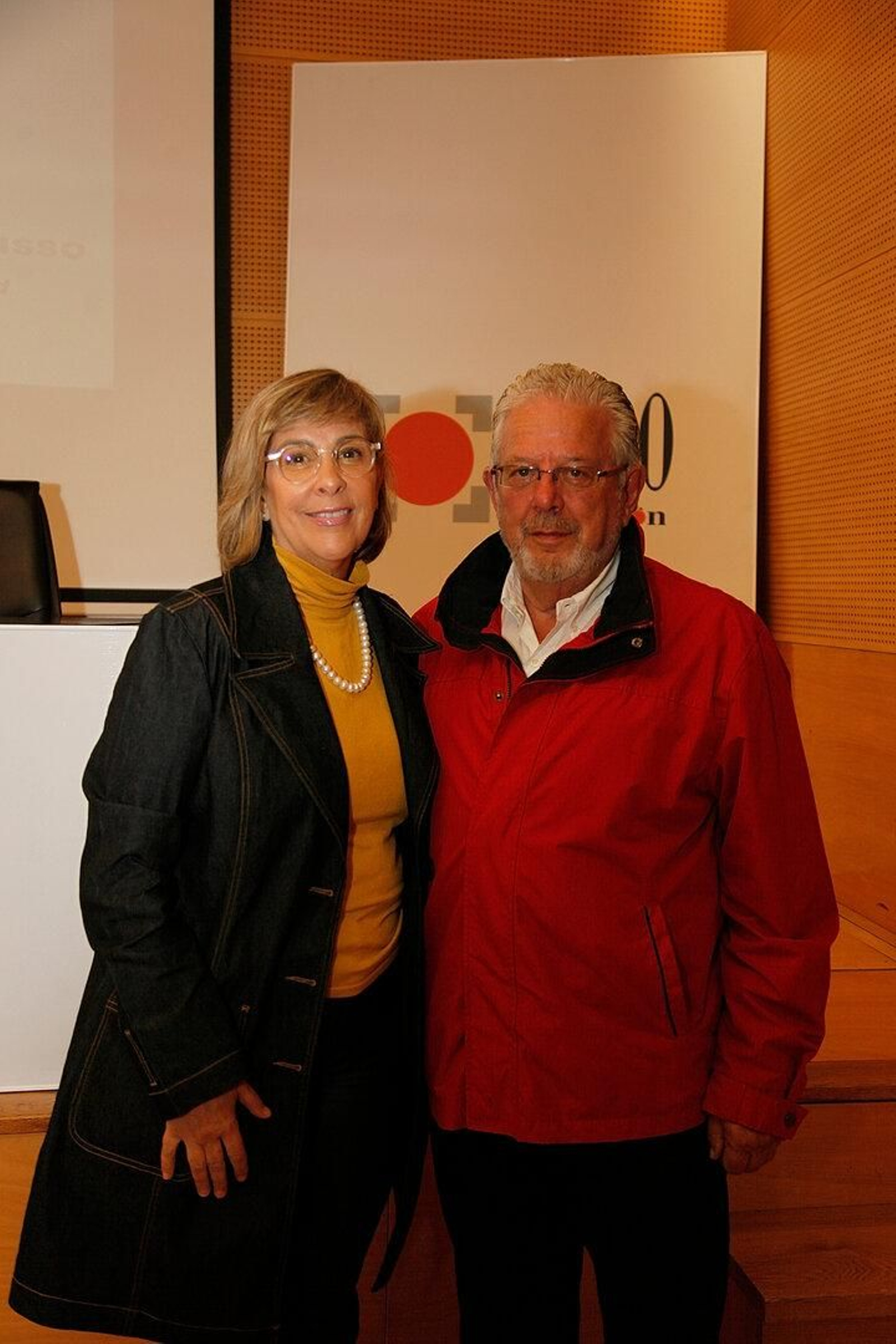 Carmen Álvarez-Basso, protagonista del Foro La Región, junto al presentador, Juan Ramón Álvarez.
