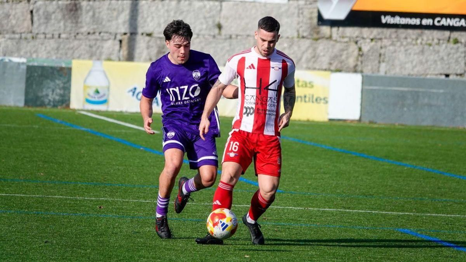 Joel Rocha juega un balón en el encuentro de ayer en el Iago Aspas.