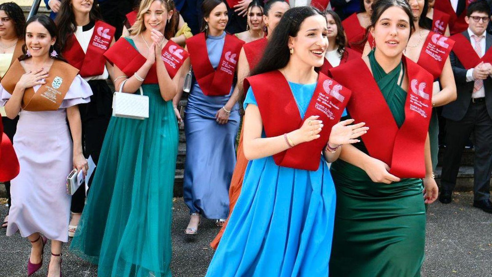 Alegría en las alumnas de la Graduación Ciencias