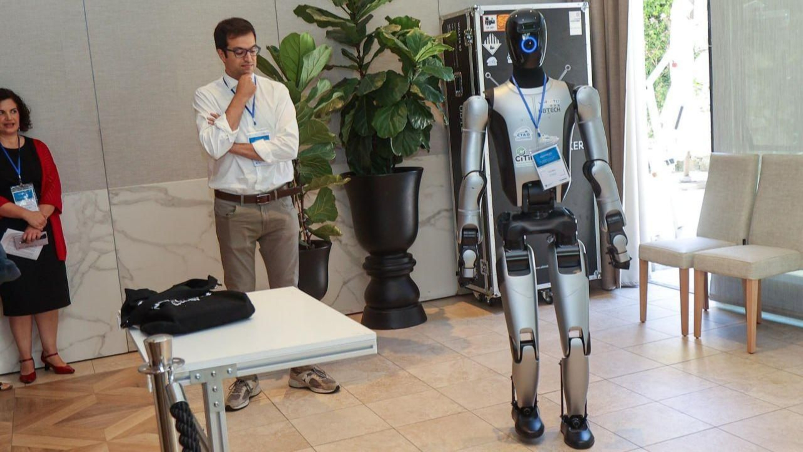 Vídeo | Vigo se convierte en escaparate de la innovación con un robot humanoide como protagonista