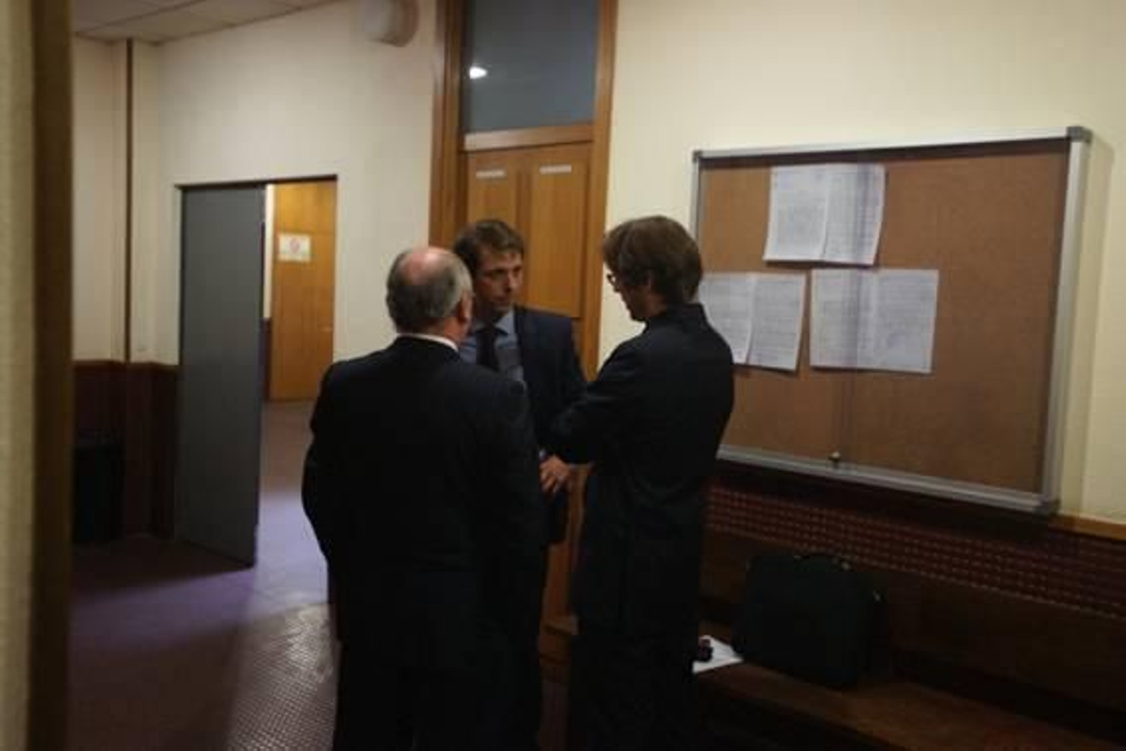 El procurador de Caixanova, momentos antes de llevarse a cabo la subasta, ayer. foto: vicente.