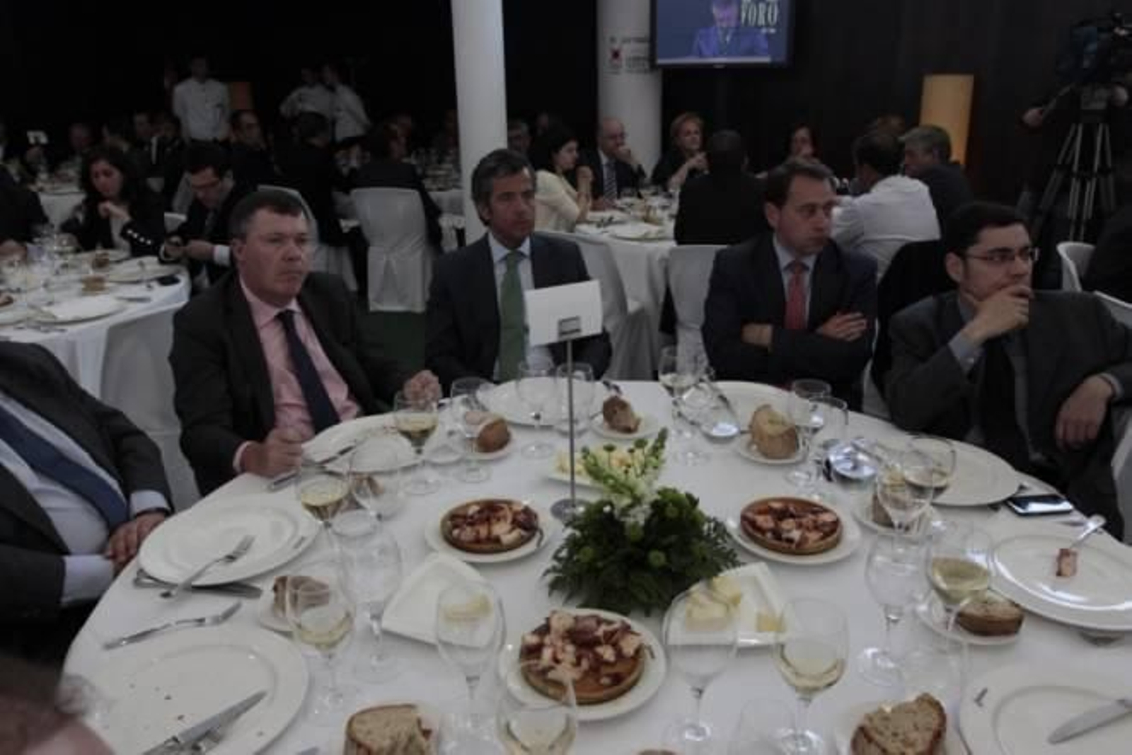 De izquierda a derecha, Rafael Arín, directivo de Copasa; Valentín Verdejo, subdirector general de La Región; Pedro Alonso, director de Comunicación de Adif y Félix Albertos, director de Comunicación de Fomento