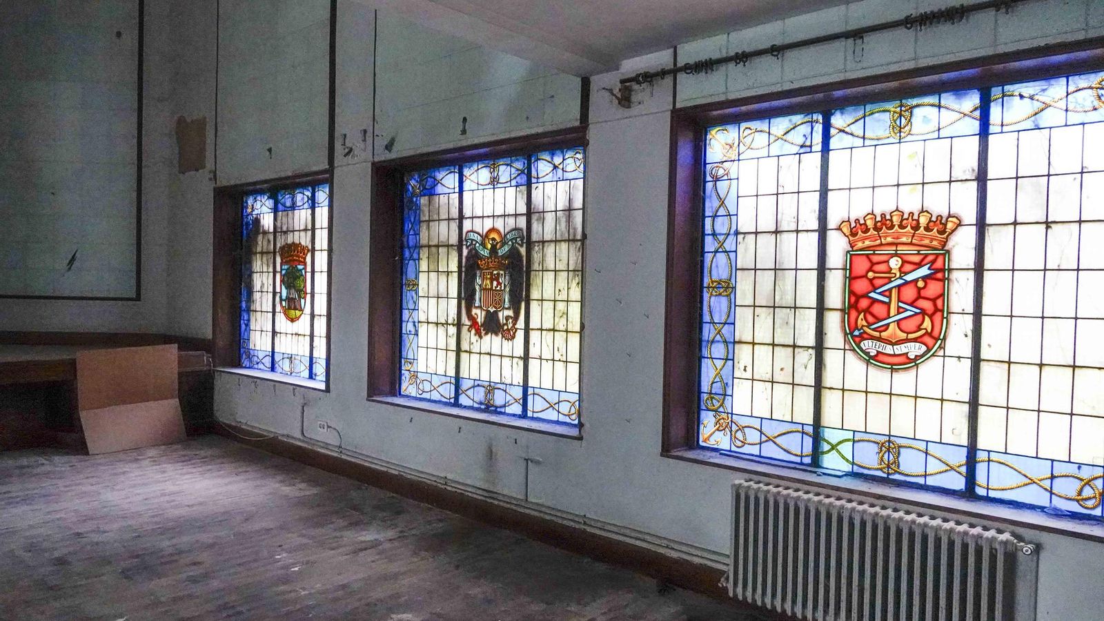 El escudo de Vigo, el escudo franquista y el escudo de la Armada en la planta baja del teatro.