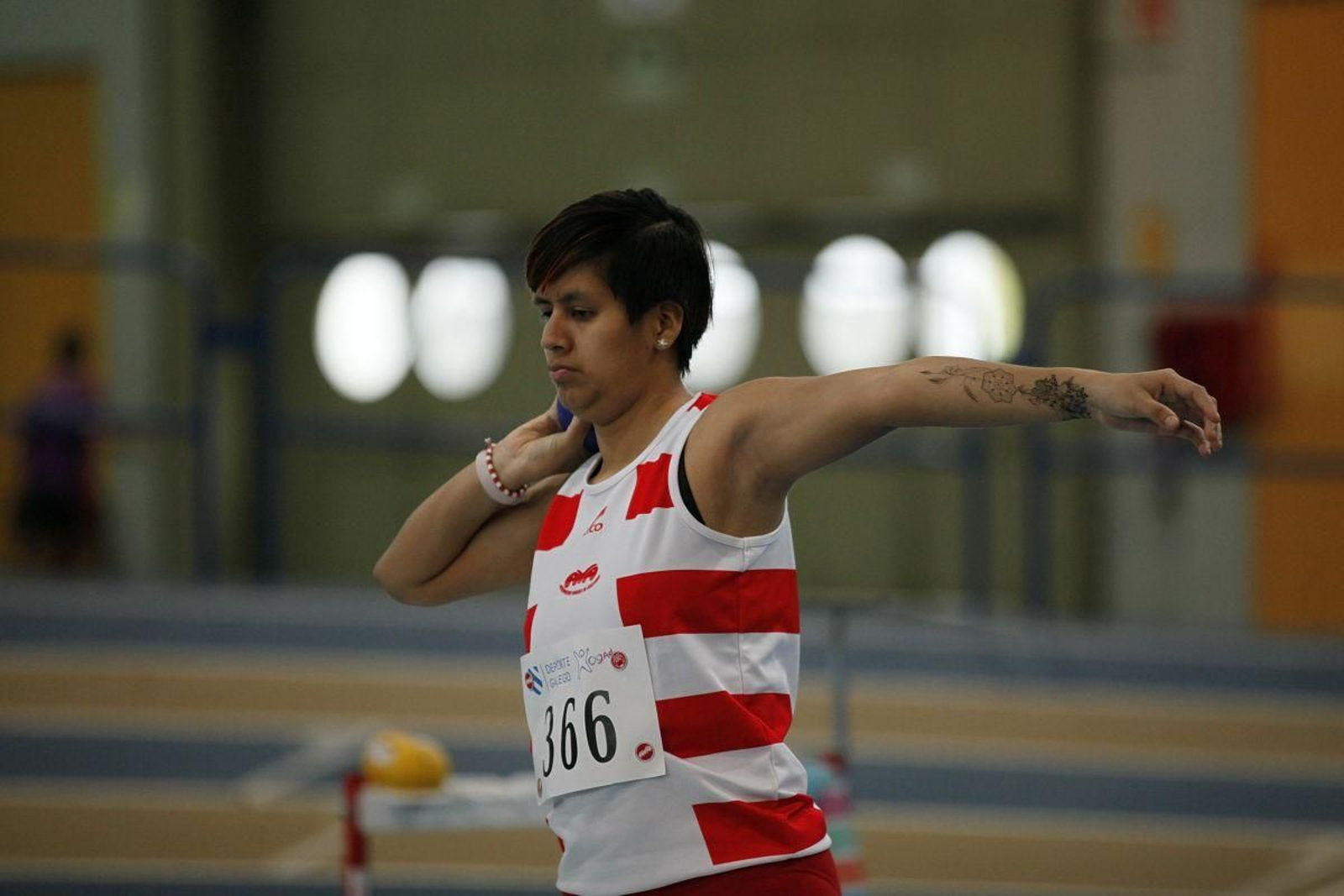 Concentración y tranquilidad justo antes de lanzar el peso durante la competición.