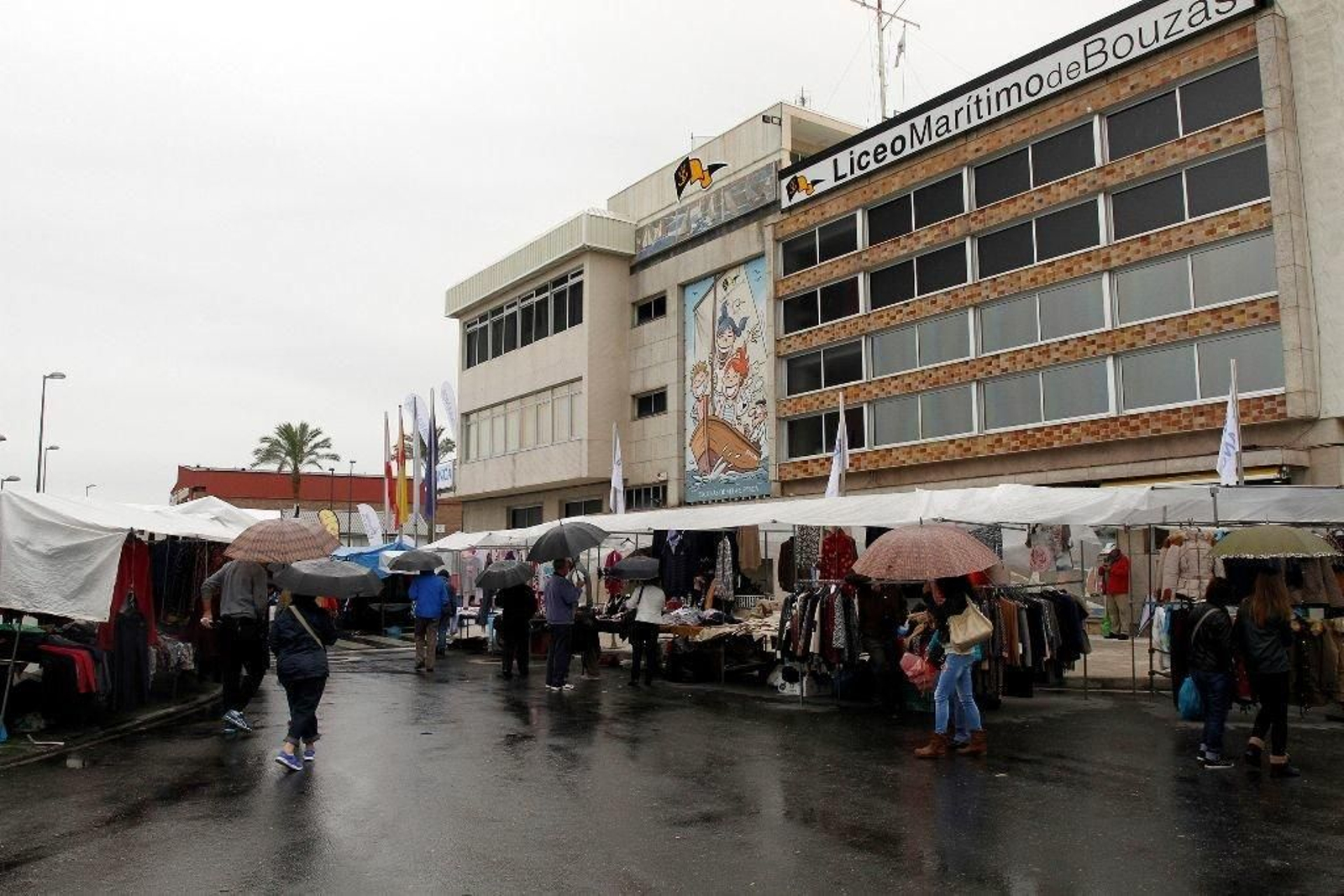El último mercadillo de Bouzas se celebró el 18 de octubre del año pasado con fuerte presencia policial.