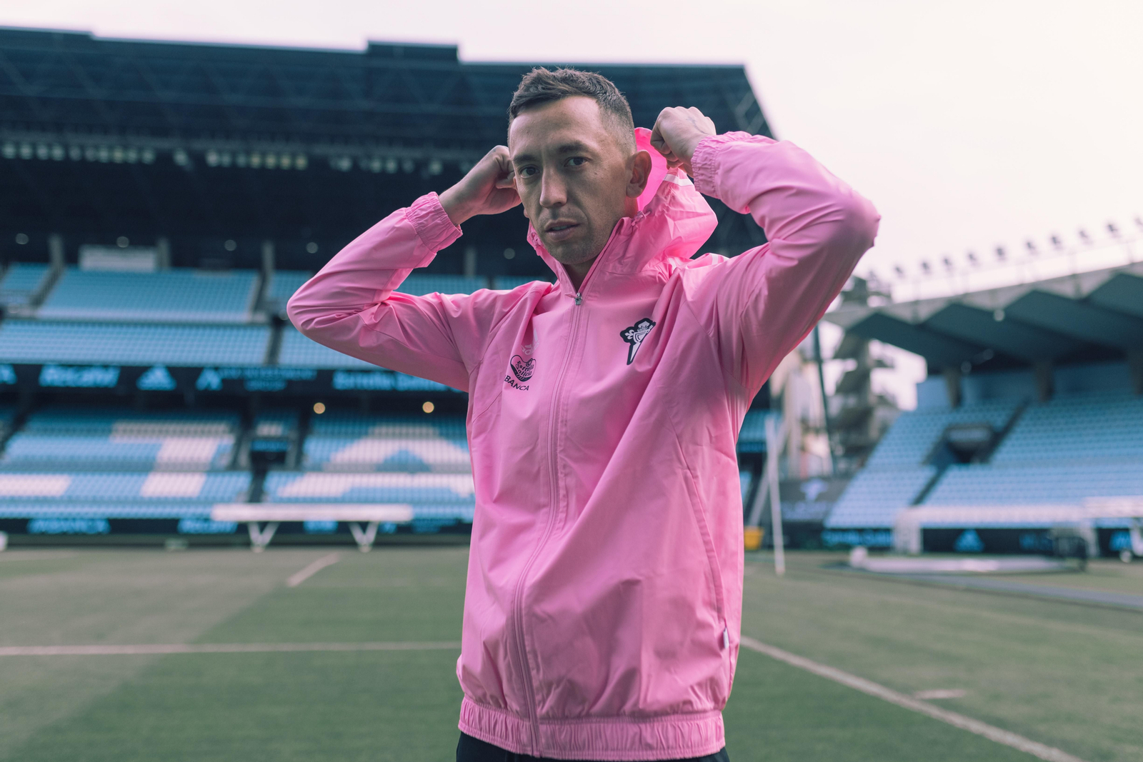 Marchesín viste la nueva vestimenta rosa del Celta.