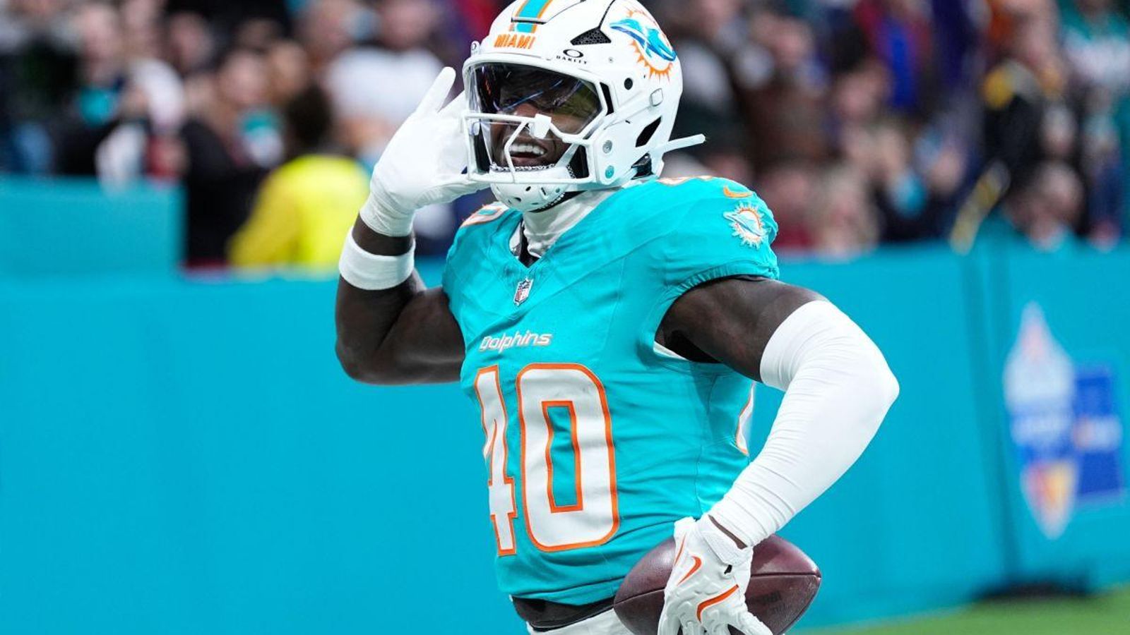 El jugador de los Dolphins Willie Gay Jr. celebra durante el partido en Madrid.