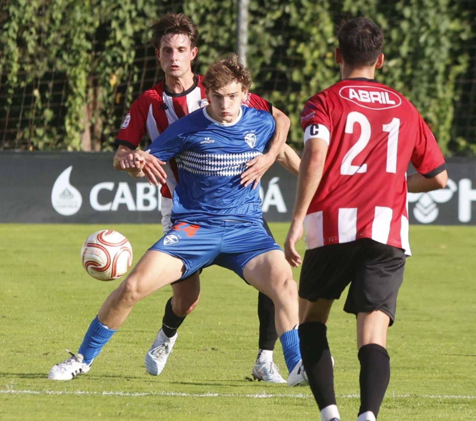 Camilo Piaggio protege un balón, ayer en Barreiro.
