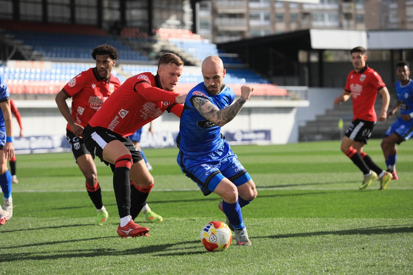 Galería | Goles y disfraces en el regreso del Ourense CF a O Couto