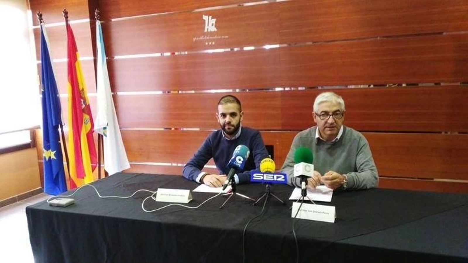 Uriel Suárez e Xosé Luis Sobrado dan a coñecer os premiados.