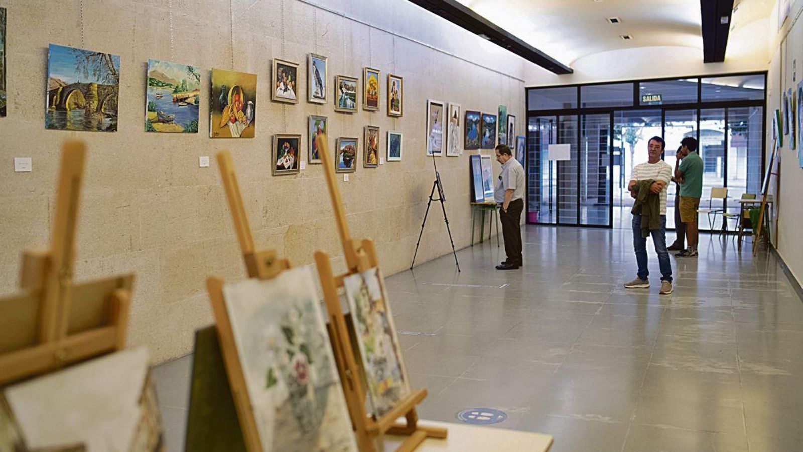 La muestra reúne obras de diferentes estilos y técnicas.