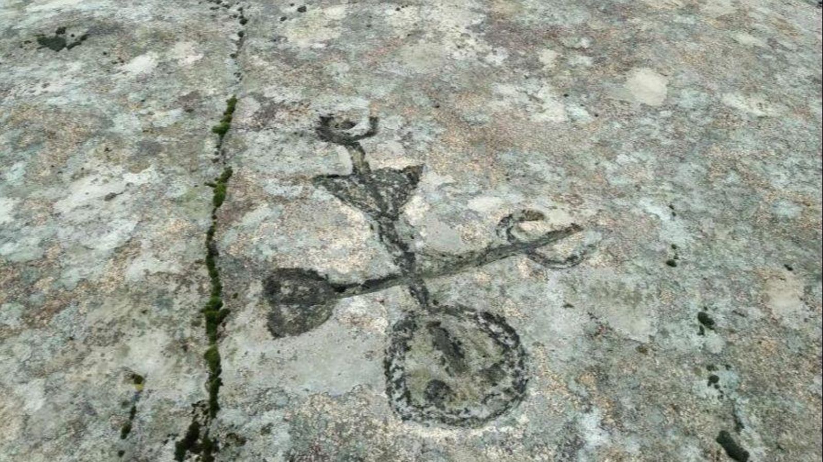 Petroglifo del “Meniño de Pedra” en Castromil, A Mezquita.