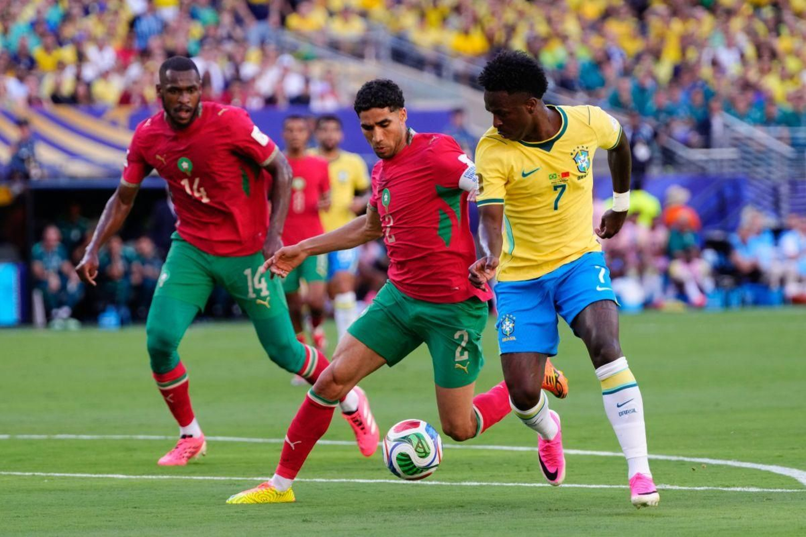 Achraf Hakimi y Vinícius Junior disputan un balón en el choque entre Marruecos y Brasil en Nueva Jersey.