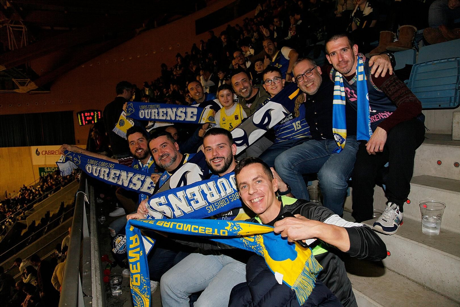 Casi medio millar de aficionados del COB se desplazaron al pabellón.