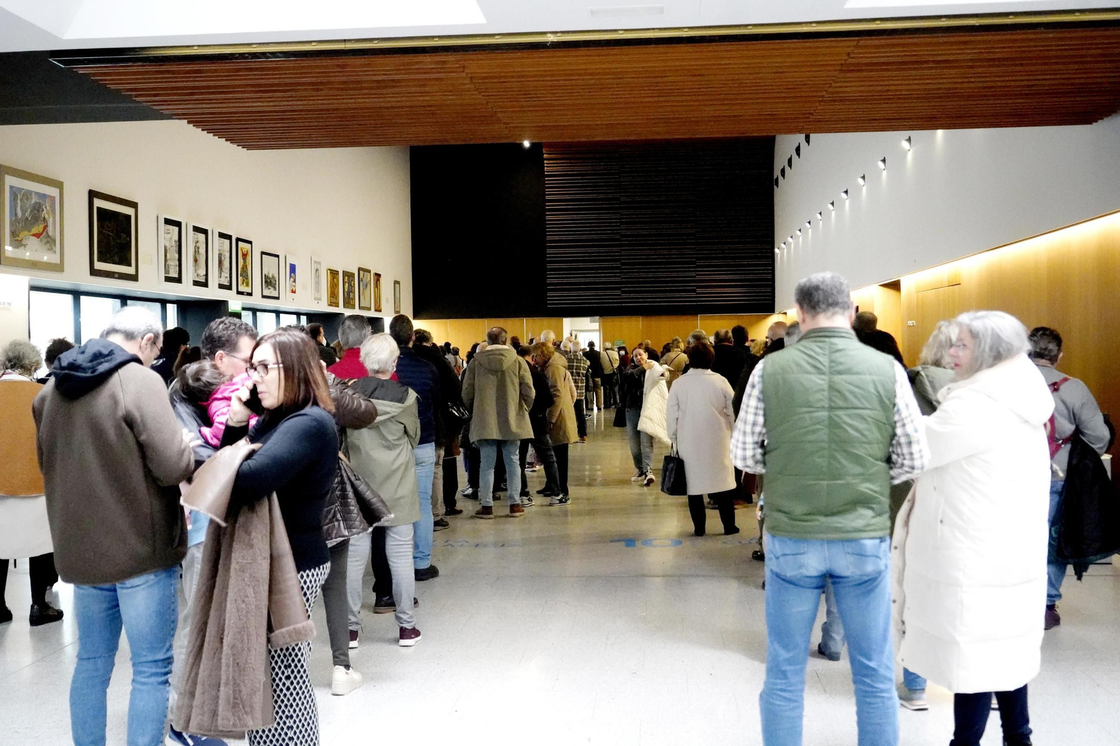 Decenas de personas hicieron cola para participar en el ensayo del VRS.