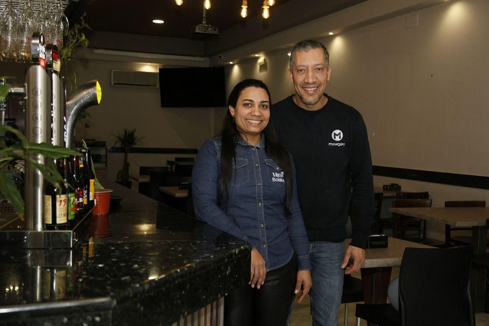 Mirella Marcelina y Gilcemar Pinto en su restaurante María Bonita.