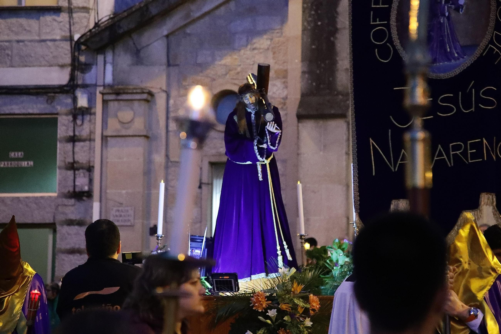 Imagen de Jesús de Nazaret portando la cruz durante la procesión.