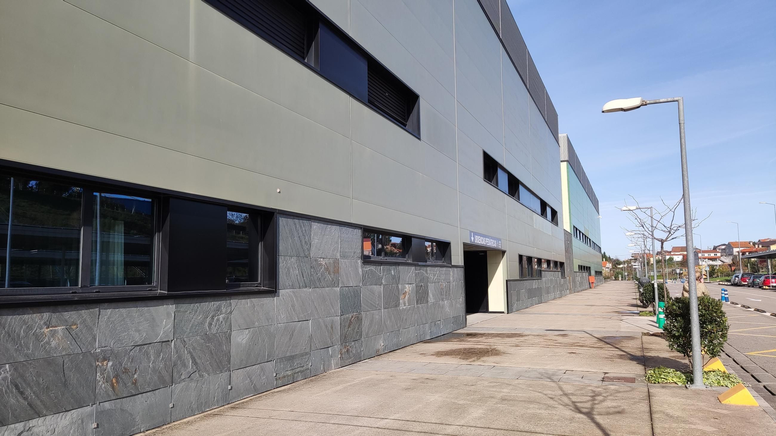 El centro de crisis está situado al lado de la puerta de Urgencias del Cunqueiro.