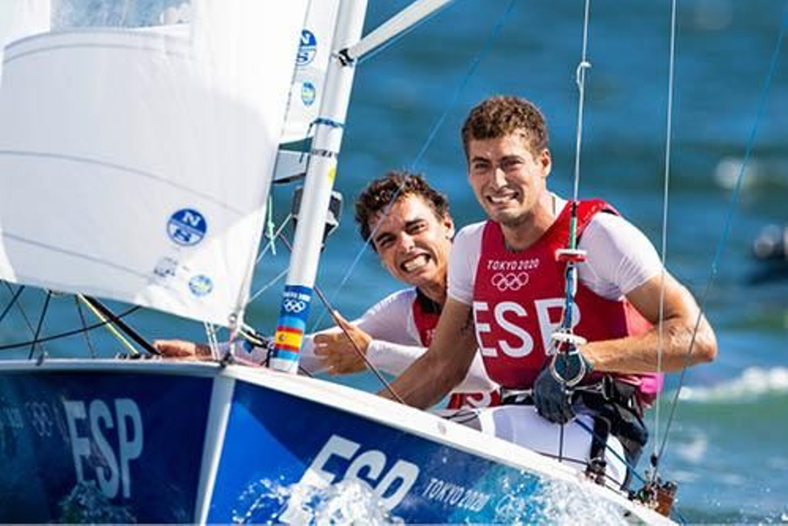Nicolás Rodríguez obtuvo ayer la medalla de bronce en los Juegos Olímpicos de Tokio al finalizar en la tercera posición en la clase 470 masculina de vela tras un ciclo de cinco años junto a Jordi Xammar. El dúo llegó a la cita como uno de los favoritos y cumplió los pronósticos tras diez mangas duras y una gran campetencia. La pareja alternó resultados buenos con actuaciones más discretas, pero llegó a la sesión final en la tercera plaza y la mantuvo. Al terminar, Rodríguez, junto a Xammar, celebraron la medalla en el agua y en tierra. Hubo lágrimas de alegría en la que fue la última regata del 470 masculino en los Juegos, ya que en París desaparece la categoría. Habrá modalidad mixta.  “Hubo días en los que la regata se nos puso cuesta arriba, pero pudimos darle la vuelta y conseguir esta medalla, que es un objetivo cumplido y un sueño”, admite el vigués. ¿Cómo vivió  la Medal Race?Fue durísimo, muy exigente. Sabíamos que había que pelearlo porque salió una regata física. Y había que darlo todo. Podíamos estar bien porque nos encontramos en condiciones de poder pelearlo. Y hubo que hacerlo. Toda la semana se basa en eso, en pelea y trabajo. Hubo momentos en los que la regata olímpica se nos puso cuesta arriba y fuimos capaces de darle la vuelta y poder alcanzar esta medalla. Salieron delante, en la tercera posición, pero con todos los rivales directos al lado. Pudimos salir bien y nos situamos delante, lo que ya te da un poco más de vida. A partir de ahí, nos sentimos cómodos, quedamos contentos con el resultado. ¿Vieron la opción de pasar al barco sueco y optar a la plata?Si soy sincero, asegurar el bronce era la prioridad todo el día. A partir de ahí, veríamos la opción de pasarlos, pero siendo conscientes de que una medalla era el objetivo. El barco sueco se situó mejor, fue por delante y nada más. Ahora, a disfrutarlo. A nivel personal, la Medal Race resultó  una regata en la que tuvo que remar mucho. Y, desgraciadamente, no hubo muchos días así. Creo que nos hubiesen venido mejor en el día a día. Y la verdad es que sí, tuve que remar para ayudar a avanzar el barco y lo di todo. Finalicé contento por obtener el objetivo. Al terminar la regata, es una explosión de emociones. Tras una semana tan trabajada, al final sale todo fuera. Todas las emociones porque es un sueño hecho realidad. Es un objetivo, que en su caso, ya no es deportivo, es de vida. Llevo toda la vida soñando con esto. Me decía Jordi Xammar hoy que una de las primeras veces que navegamos juntos le había dicho: “Ser medallista olímpico te convierte en eterno”. Y sí, hoy nos hemos vuelto eternos. ¿Hubo alguna felicitación que le haya emocionado?No tuve tiempo ni de verlas. He hablado con los familiares y nada más. Todavía no lo sé, no tengo palabras para asimilar esto. Está el teléfono a reventar. ¿Se acuerda de cuando comenzó  en la vela?Sí, sí. Y el tiempo pasa. Lo que era un hobbie se convirtió en una profesión y ahora pude alcanzar un sueño.  Una medalla olímpica era una sueño de toda la vida. En ello pensaba de joven, que me gustaría y, al final, la obtuve. Creo que ya piensa en la celebración. Que nadie se ponga delante que creo que vamos a quemar Vigo (risas). Ahí lo dejo. Lo malo son las restricciones, pero algo haremos. Y ya tengo ahí a mi hermano Miki, que él está comprando toda la gasolina. Las luces de Navidad se van a quedar cortas. Un bronce en la Medal Race. ¿Es su última regata con Jordi Xammar?Desgraciadamente, el 470 masculino desaparece. Fue el último día que existe como tal y es una pena porque tenemos un equipo fantástico, con muchas opciones de seguir creciendo de cara a París. Es lo que hay. Se da la circuntancia de que las dos clases con medalla para la selección española desaparecen. El Finn sale del programa y el 470 se disputará en mixto. Cuestiones de la vida y habrá que adaptarse. Ya veremos estos días. ¿Pensó  en qué hacer ahora?La verdad es que no. Mi vida se terminaba el 4 de agosto y el objetivo está cumplido. Ahora tocan las vacaciones y ya empezaremos a pensar en el futuro. Y usted sabe de reinicios porque retomó  la vela cuando ya estaba con trabajo de odontólogo en Países Bajos. Fue un retorno porque, sin la experiencia anterior, no me hubiera llamado nadie. Pero sí, ya iba a otra cosa en la vida y se me presentó un tren que tenía que enganchar. Me subí a él porque, cuando llama a tus puertas un caballo ganador como Jordi Xammar, es más sencillo tomar una decisión. En el recuerdo también le quedará esta etapa de cinco años como una muy bonita. Sin duda, pasase lo que hubiera pasado en la Medal Race, esta etapa ya merecía la pena. Pero está claro que mucho mejor con el bronce, no lo voy a negar. Estoy contento y satisfecho por el camino. La vela no es como otros deportes, que entrenas en casa o cerca. En esto tienes que viajar por medio mundo, alejado de la familia, amigos, pareja… El camino es duro pero, sin duda, lo volvería a hacer.