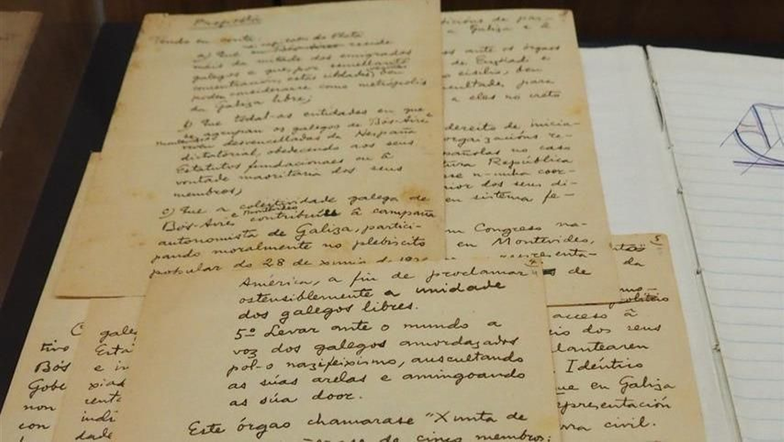 La exposición consta de 24 paneles, un vídeo explicativo y 17 vitrinas con documentos históricos y bibliografía relacionada con el proceso de autonomía de Galicia.