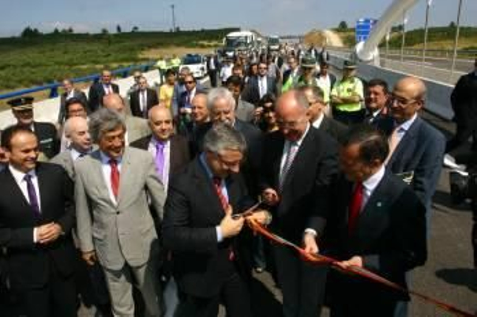 Las autoridades cortan la cinta inaugural.