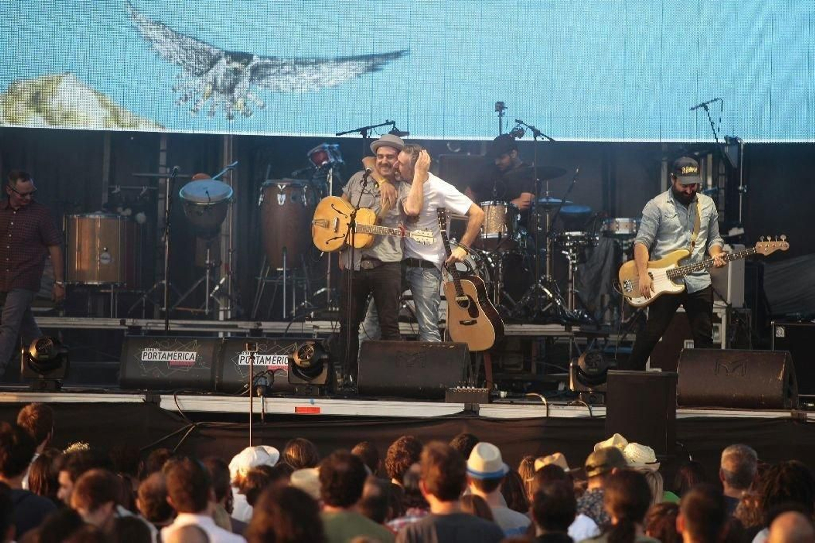 El cocinero Pepe Solla fue la sorpresa de la tarde ayer en PortAmérica en la actuación de Eladio y los Seres Queridos.
