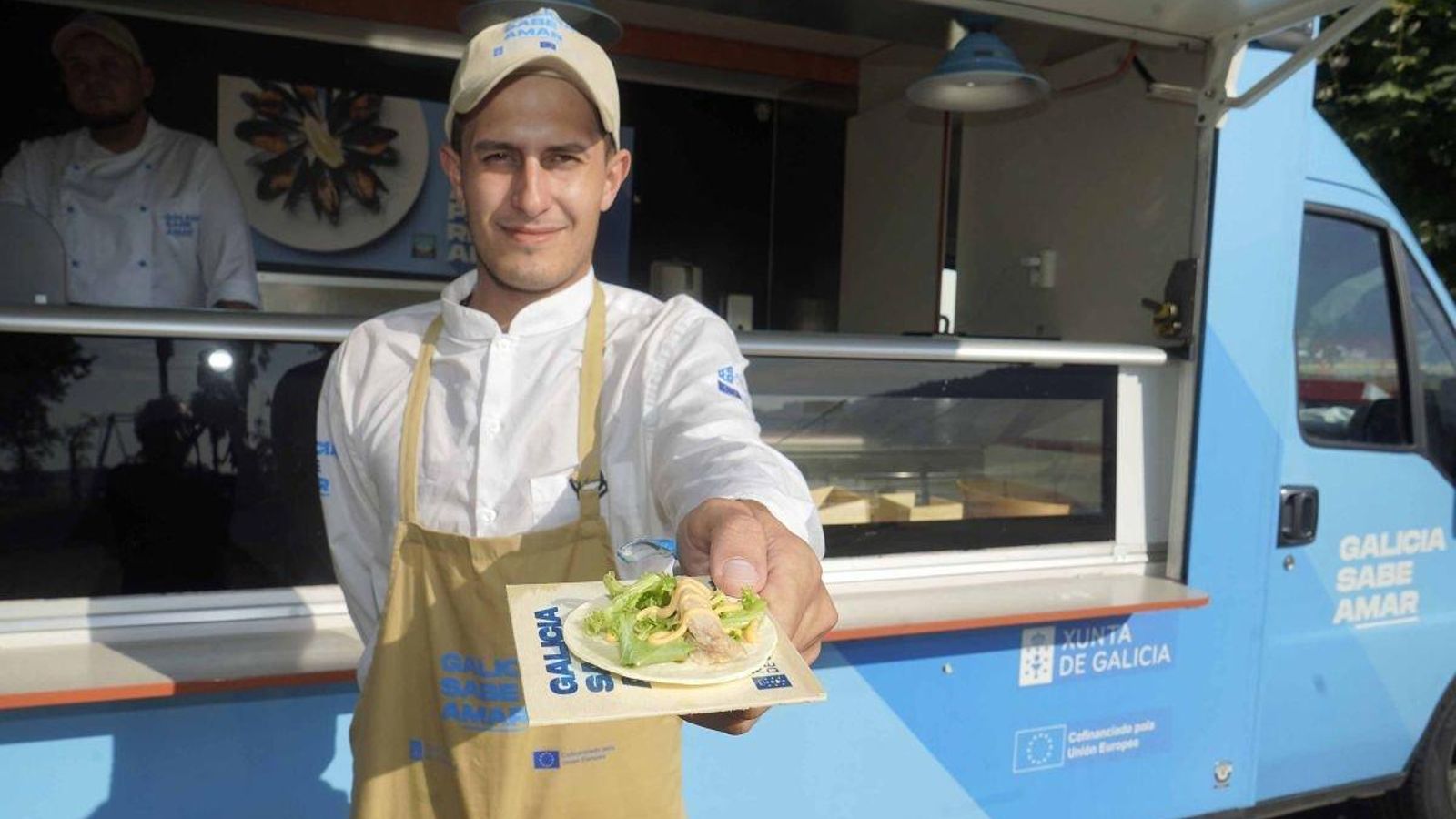 Uno de los empleados, con una de las muestras gratuitas.