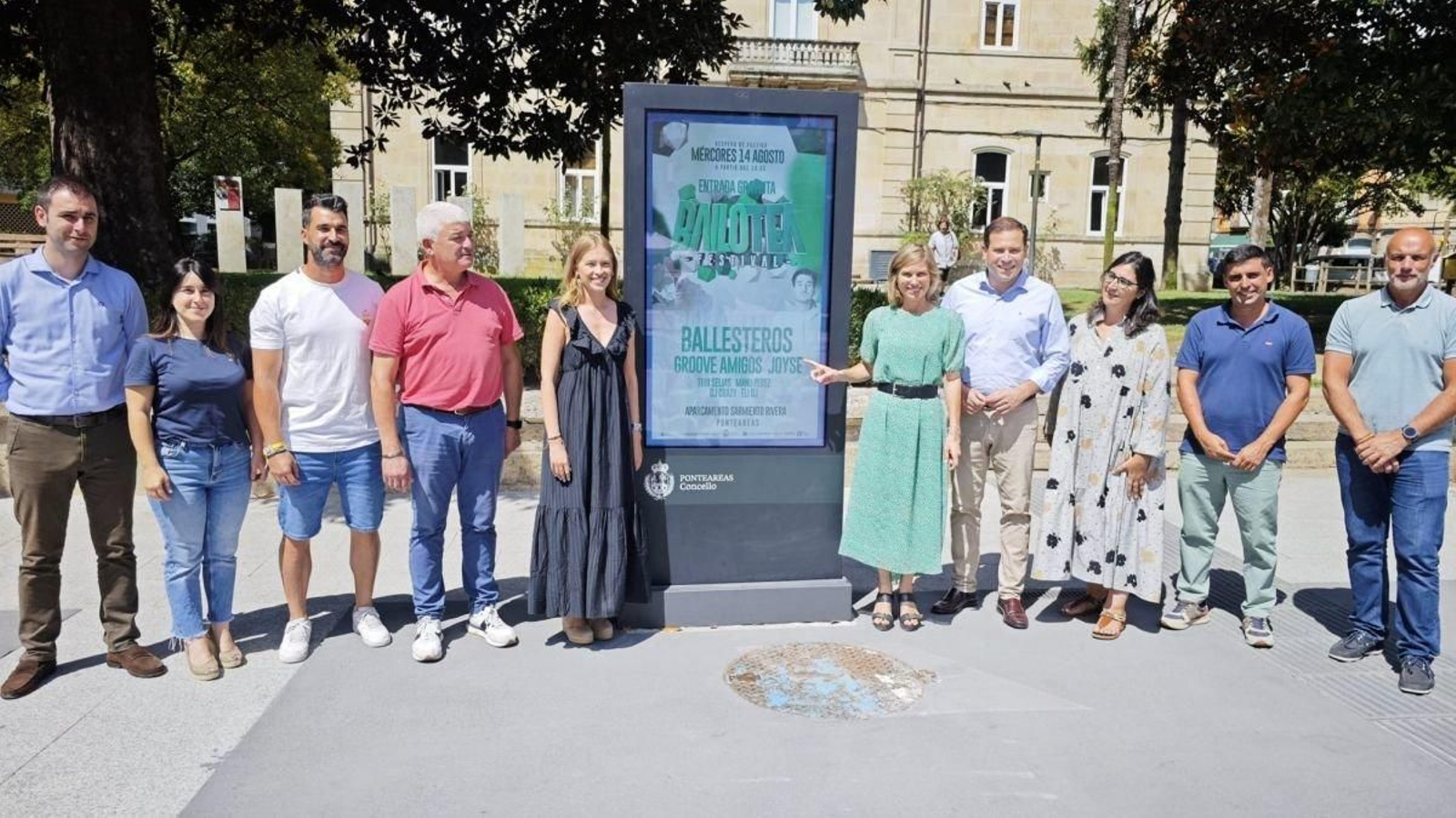 Presentación del “Festival BailoTea”, ayer en los jardines del la Casa Consistorial de Ponteareas.