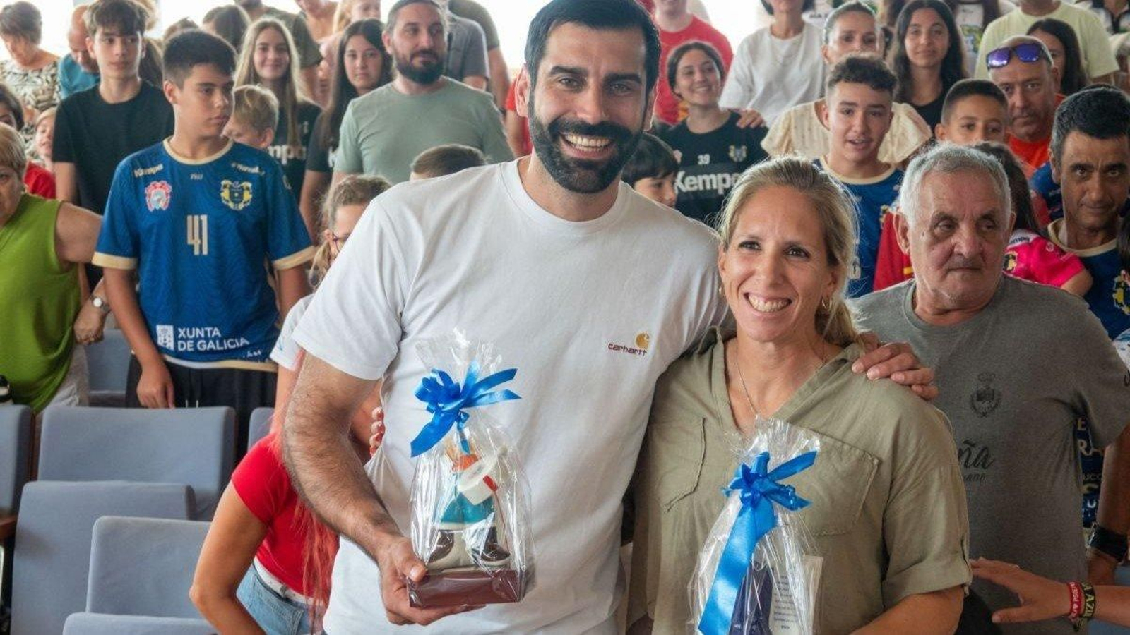 Los dos homenajeados recibieron un obsequio de manos de la alcaldesa, Araceli Gestido.