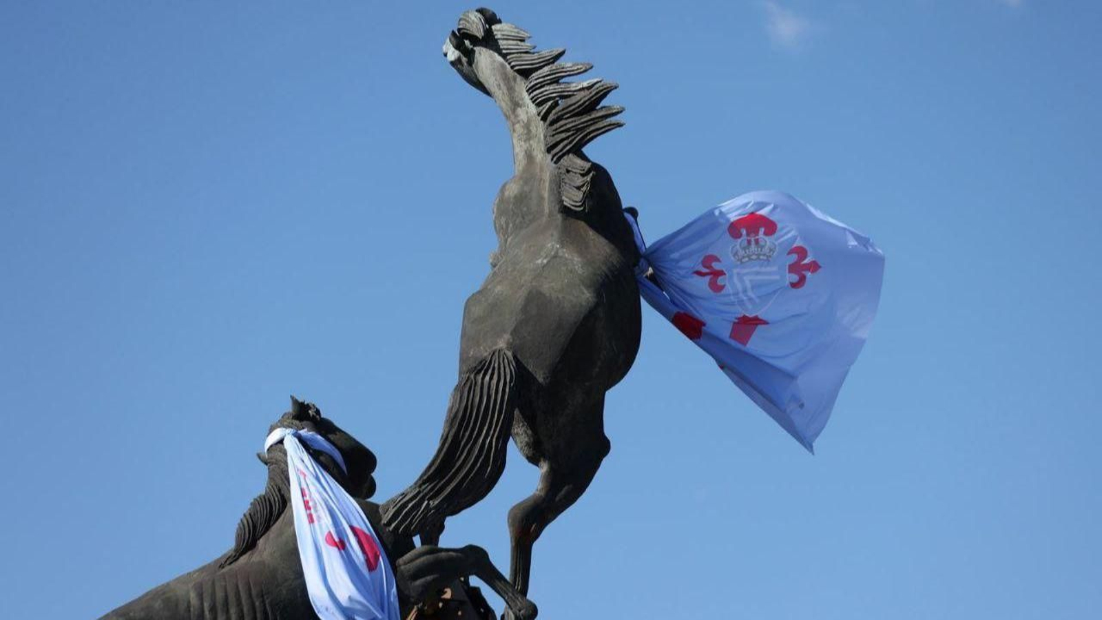 La escultura de los caballos en la Plaza de España vestida de celeste en apoyo al Celta.